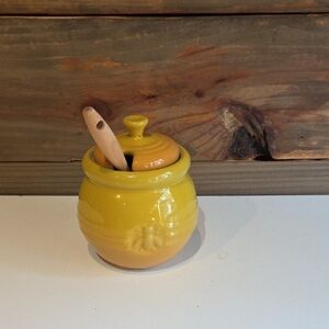 Le Creuset Vibrant Yellow Honey Pot With Silicone Dipper